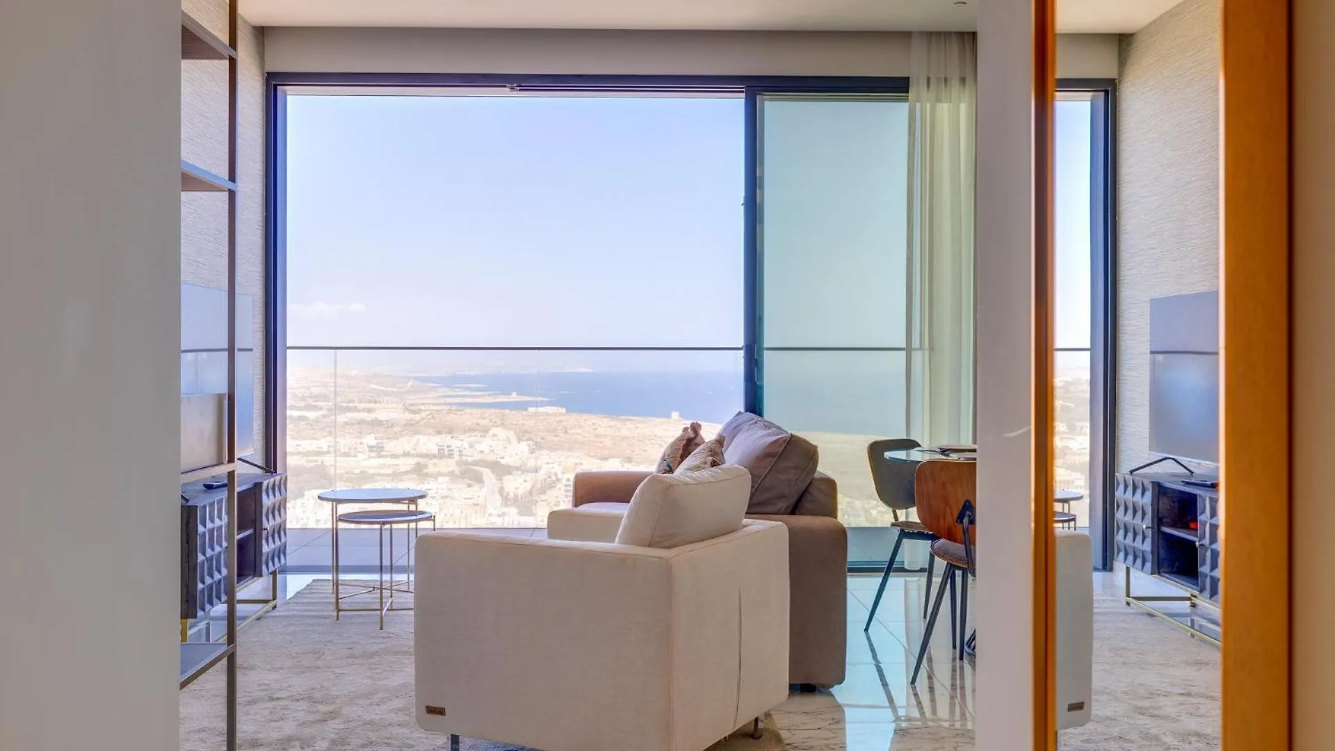 Luxury High-Rise Apartment Mercury Tower San Ġiljan